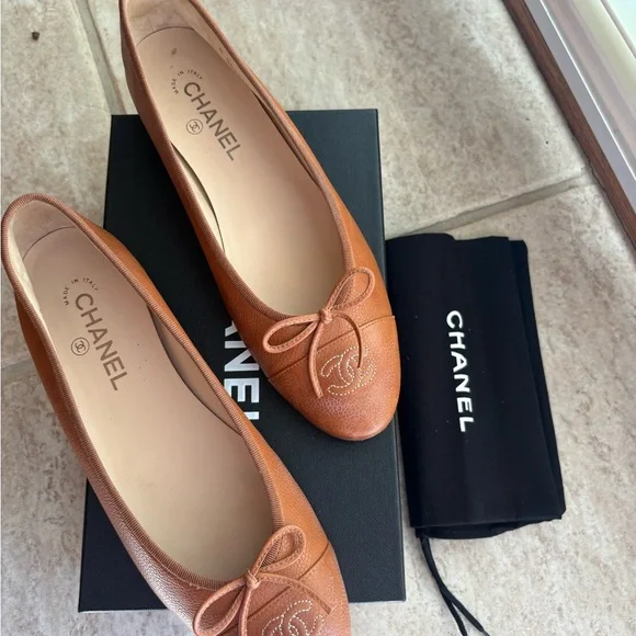 Authentic CHANEL Leather Loafers with Bow - Picture 6 of 7